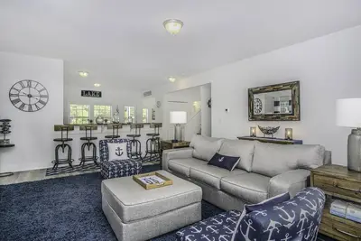 Image de Indigo Haven Lake House pour 12 personnes. Marchez jusqu'à la plage, le centre-ville, la piscine et la marina.