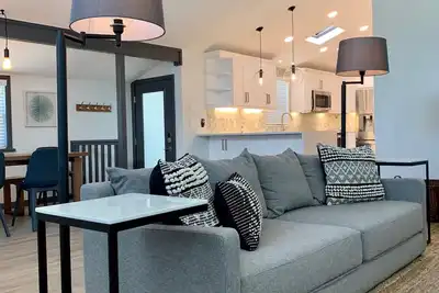 Image de Récemment rénové, spacieux Beach House à quelques pas de la magnifique Gulf Beach Animaux Domestiques Admis *