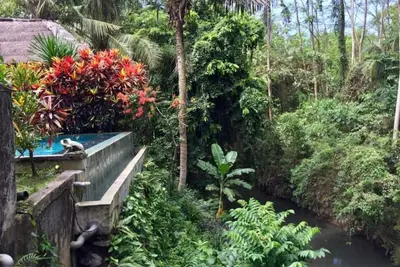 Image de Chambre supérieure de style balinais à Sukawati Gianyar, jardin luxuriant dans la propriété
