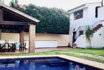 Image de Studio avec jardin et piscine privés