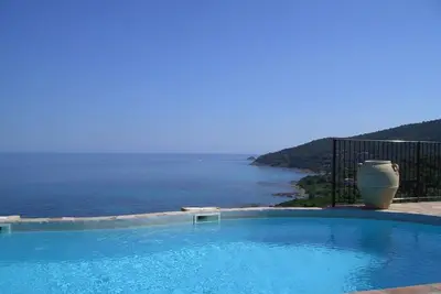 Image de Habitation de charme dans villa de caractère face à la mer