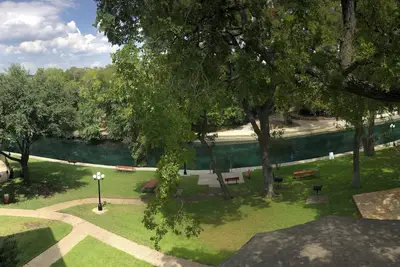 Image de Nouvelle liste! Beau condo mis à jour avec vue directe sur la rivière depuis le balcon