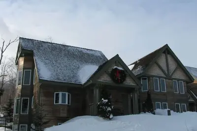 Image de Maison de 3 chambres à Jay Peak, Vermont (\/ emplacement de ski-ski hors-en prime)
