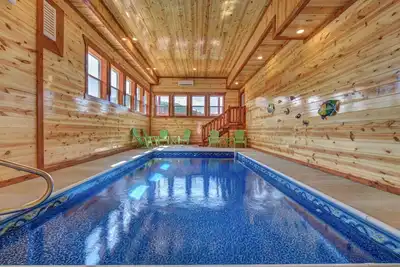 Image de Tout Neuf! Cabane 6br à Pigeon Forge avec piscine intérieure, table de billard, salle de théâtre et vue sur la montagne!