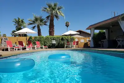 Image de Votre oasis dans le désert! ! ! Belle maison avec cour arrière de style resort.