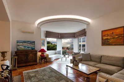 Image de Villa avec piscine de luxe, vue de mer onirique, Nice- Port