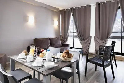 Image de Wifi, pied des pistes de ski, vue station/pistes de ski, piscine, télévision, casier à ski, 20m²