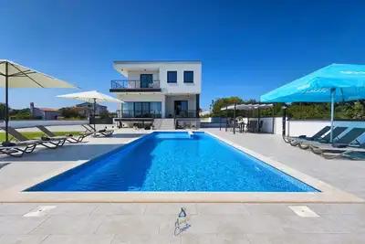 Image de Villa de 5 chambres avec piscine et grand terrain