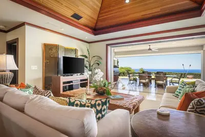 Image de Villa hawaïenne exigeante, vues panoramiques sur l'océan, piscine, bain à remous, véranda tentaculaire, finitions de designer exquises