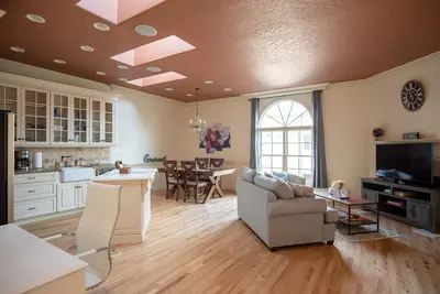 Image de Bright & Peaceful Townhome EastEnd w / terrasse / balcon privé ~ 1 mile du centre-ville