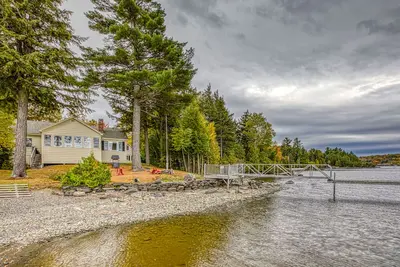 Image de Chalet au bord du lac avec de belles vues sur le lac Moosehead et Big Moose Mountain!