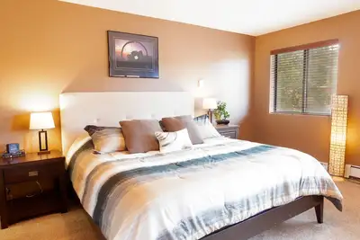 Image de Très bien situé, piscine, bain à remous, garage.