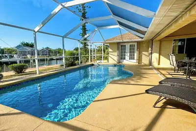 Image de Votre escapade ensoleillée! Piscine privée | Front de mer | Ascenseur à bateau | Billard et beaucoup plus!