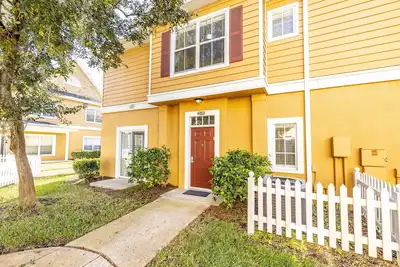 Image de Maison de ville incroyable avec chambre à thème pour enfants à proximité de Disney