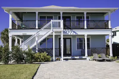 Image de 2 Bedroom 2 Bath Home- Pas de la plage, à distance de marche de Flagler Ave