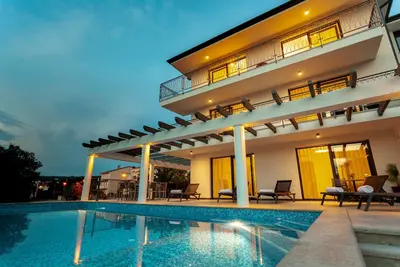 Villa neuve avec grande piscine, belle vue mer, à 300 mètres de la plage