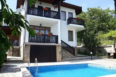 Holly - Quiet guest house with seaview and a pool