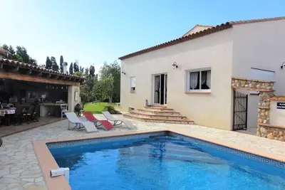 Image de Belle villa résidentielle au calme, grande cuisine d'été et piscine privée
