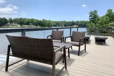 Image de Nouvelle liste! Grande maison au bord du lac et vues fantastiques sur l'eau! 6 chambres pour 20 personnes