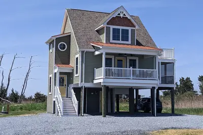 Image de Beautiful elevated new beach house-1 minute drive to the beach!