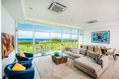 Image de 3 chambres, vue sur la mer, balcon privé, centre-ville, pour 8 personnes
