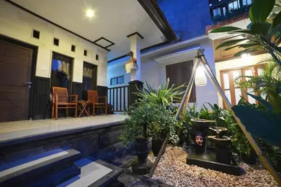 Image de Chambre privée à Balinese House, Poppies Lane, Legian, Kuta, près de la plage (Snth)