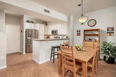 Image de Maison de ville spacieuse et récemment rénovée. Accès facile à tout.