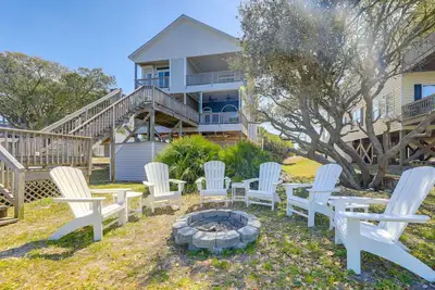 Image de Nouveau! Waterfront Emerald Isle Home avec quai privé!