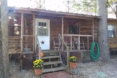 Image de Cabane récemment rénovée dans les bois avec cheminée et murales