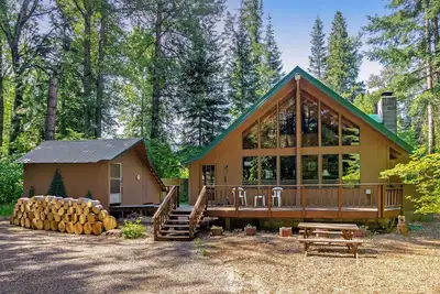 Nouvelle Liste! Grande cabine avec table de billard et salle �� manger en plein air - près de la rivière Yakima!
