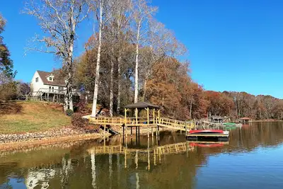 Image de Waterfront House sur Quiet Cove avec kayaks et paddle board