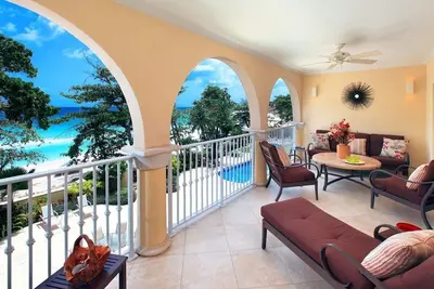 Image de Condo moderne en bord de mer avec piscine - Sapphire Beach 209