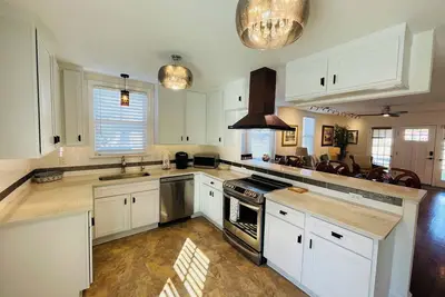 Image de Close to the Beach and Downtown! Nestled near the Bridge of Lions.