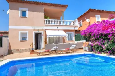 Villa avec piscine privée, barbecue, cheminée, parking, Wifi, près de la plage