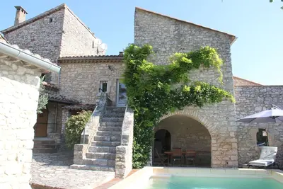 Image de Maison de caractère avec piscine, 5 chambres avec lits double.