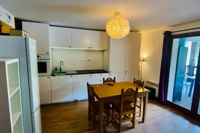Image de Appartement rénové face aux pistes avec grande terrasse sud – Accès direct et toutes commodités!