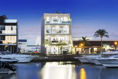 Image de Living de luxe sur le front de mer de 4 étages 5 pièces 3. 5 personnes 10