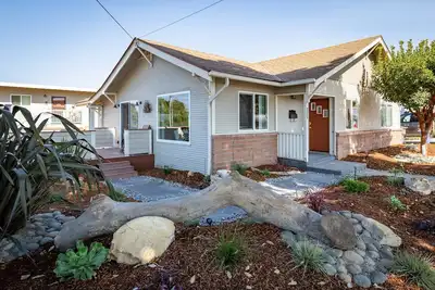 Image de Beach Bungalow within blocks to the beach! Short or Long Term