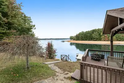 Image de Accueil du lac w / quai, porches couverts et foyer extérieur - les chiens sont les bienvenus!