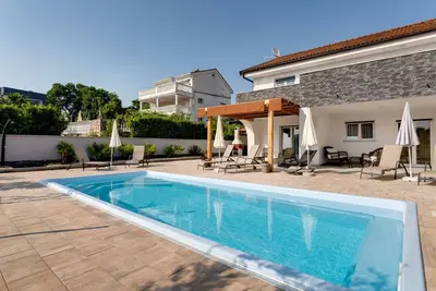 Image de Villa neuve avec piscine, au calme, à 600 m de la plage