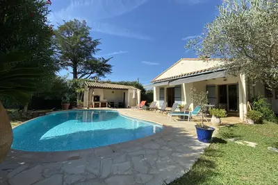 Image de Villa avec piscine et jardin, à distance de marche de la plage et des commerces