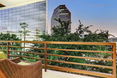 Image de Lux Uptown Galleria Highrise - Lit king et vue sur la ville