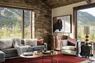 Image de Maison de luxe avec vue imprenable sur les pentes de Jackson Hole Mountain Resort.