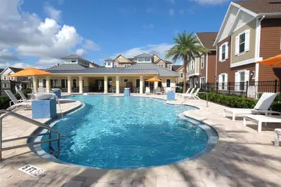 Image de Nouvelle villa de 4 chambres à coucher dans une belle fête