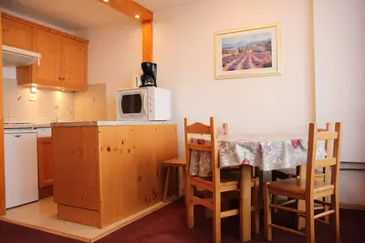 Image de Val Thorens location: Joli studio pour 4 personnes, étage élevé, balcon ensoleillé, dans un quartier animé (Les Neves)