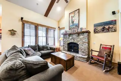 Image de Townhome de luxe avec cuisine gastronomique et bain à remous partagé - à proximité du ski et du golf!