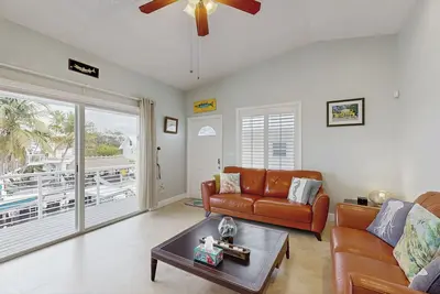 Image de Nouvelle Liste! Spacieux canal devant la maison avec salle pour bateau et accès facile à l'océan.