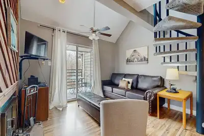 Image de Studio avec vue sur la montagne, terrasse, cheminée et piscines / bains à remous communs!