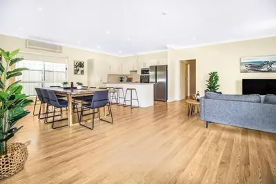 Image de Green Reef Beach House - 10 Guests | 4 Bedrooms | 7 Beds | 2 Bathrooms - Master Bedroom: Queen bed, Bedroom 2: Queen bed, Bedroom 3: Queen bed. Bedroom 4: 2 Sets of Bunk Beds