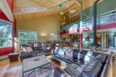 Image de Calme, mis à jour la maison avec table de billard privée, cheminée et beaucoup de jeux!